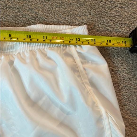 NEW Nike Women's Tempo Modern Embossed 4" WHITE Running Shorts AJ4713-100 L - Picture 5 of 9